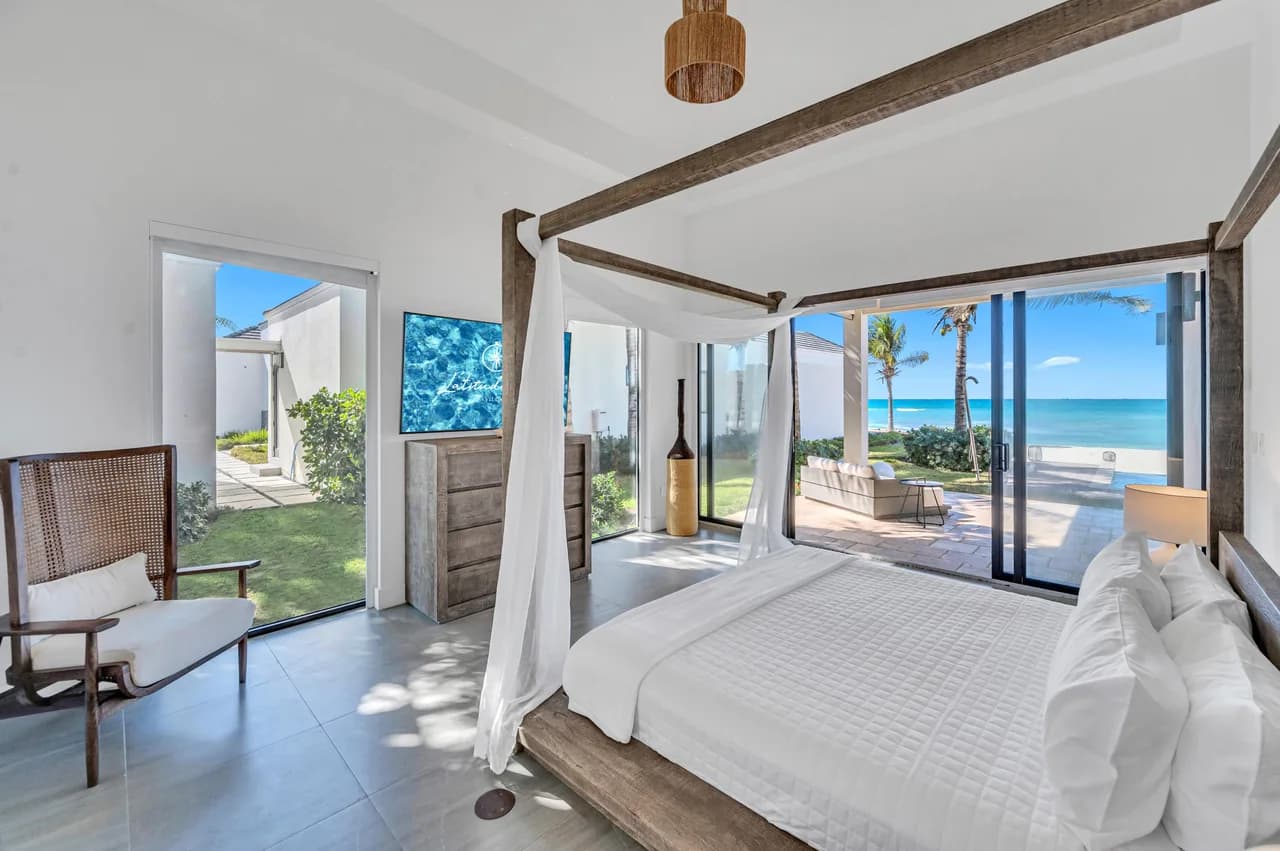 Beachfront Villa with Heated Pool in Bailey Town photo 2
