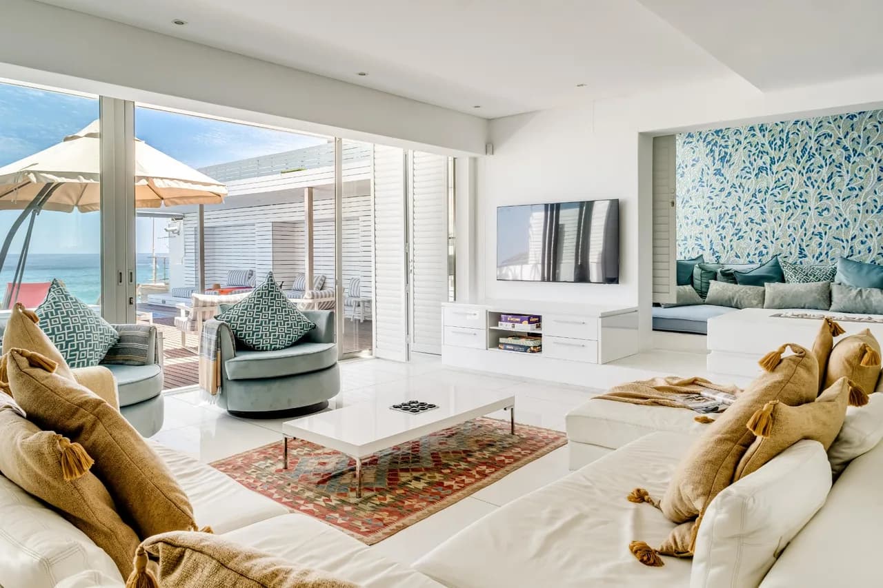 Stylish Four-Bedroom Villa in Camps Bay photo 2