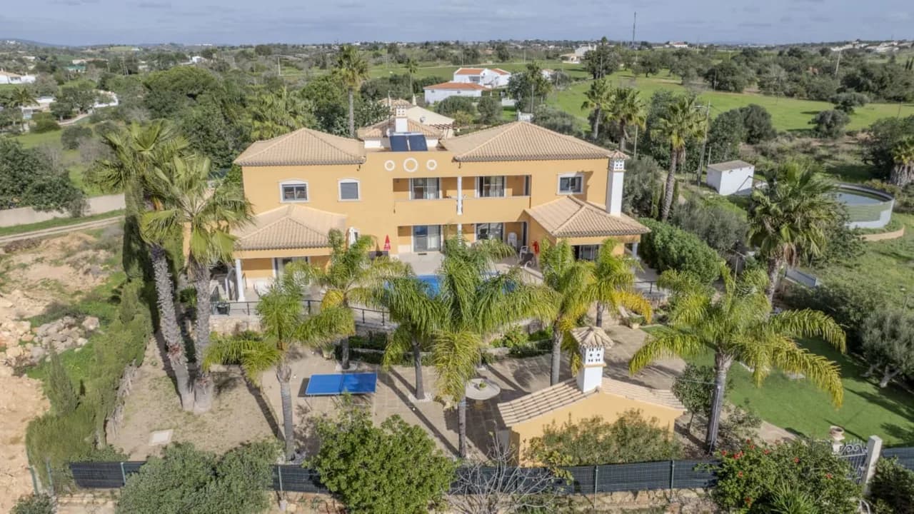 Balcony Three Bedroom Villa in Guia Algarve Portugal photo 2