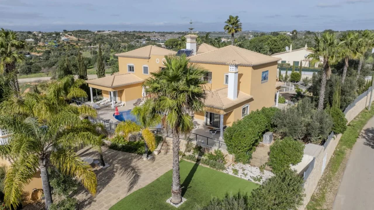 Balcony Three Bedroom Villa in Guia Algarve Portugal photo 4