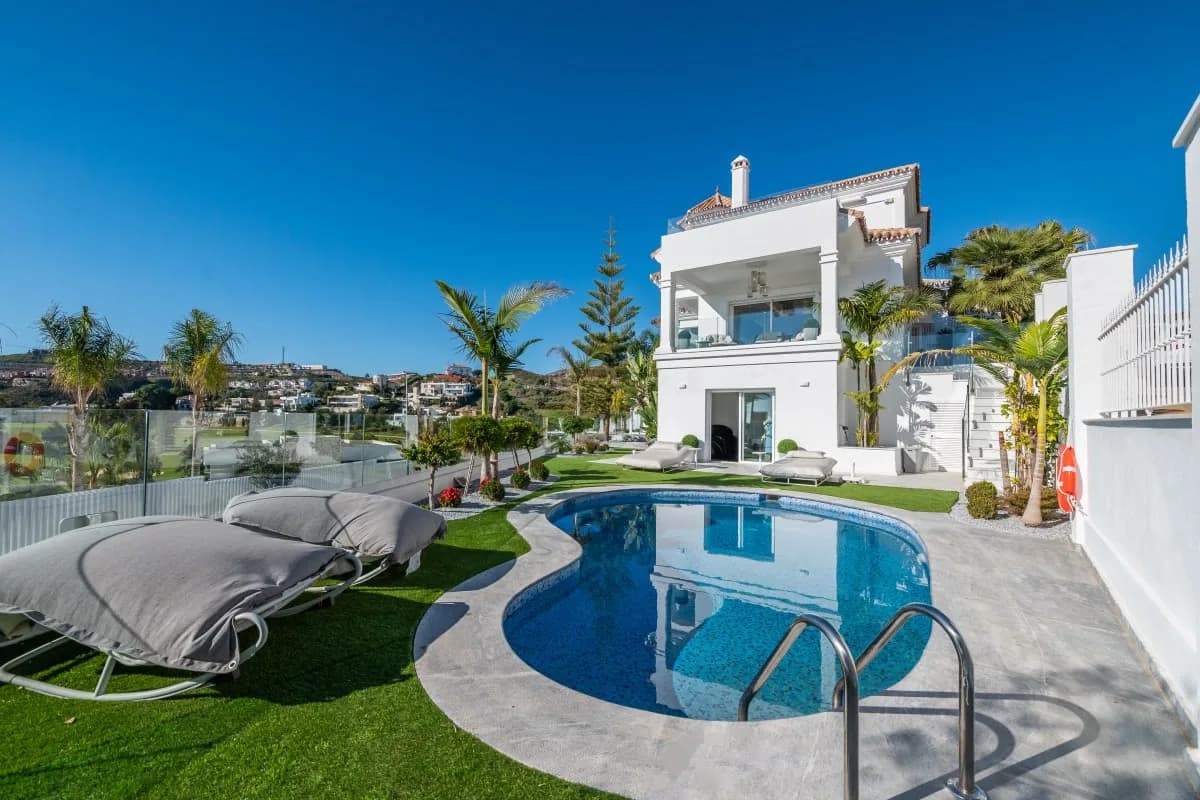 Terrace-Facing Four Bedroom Villa in El Paraiso