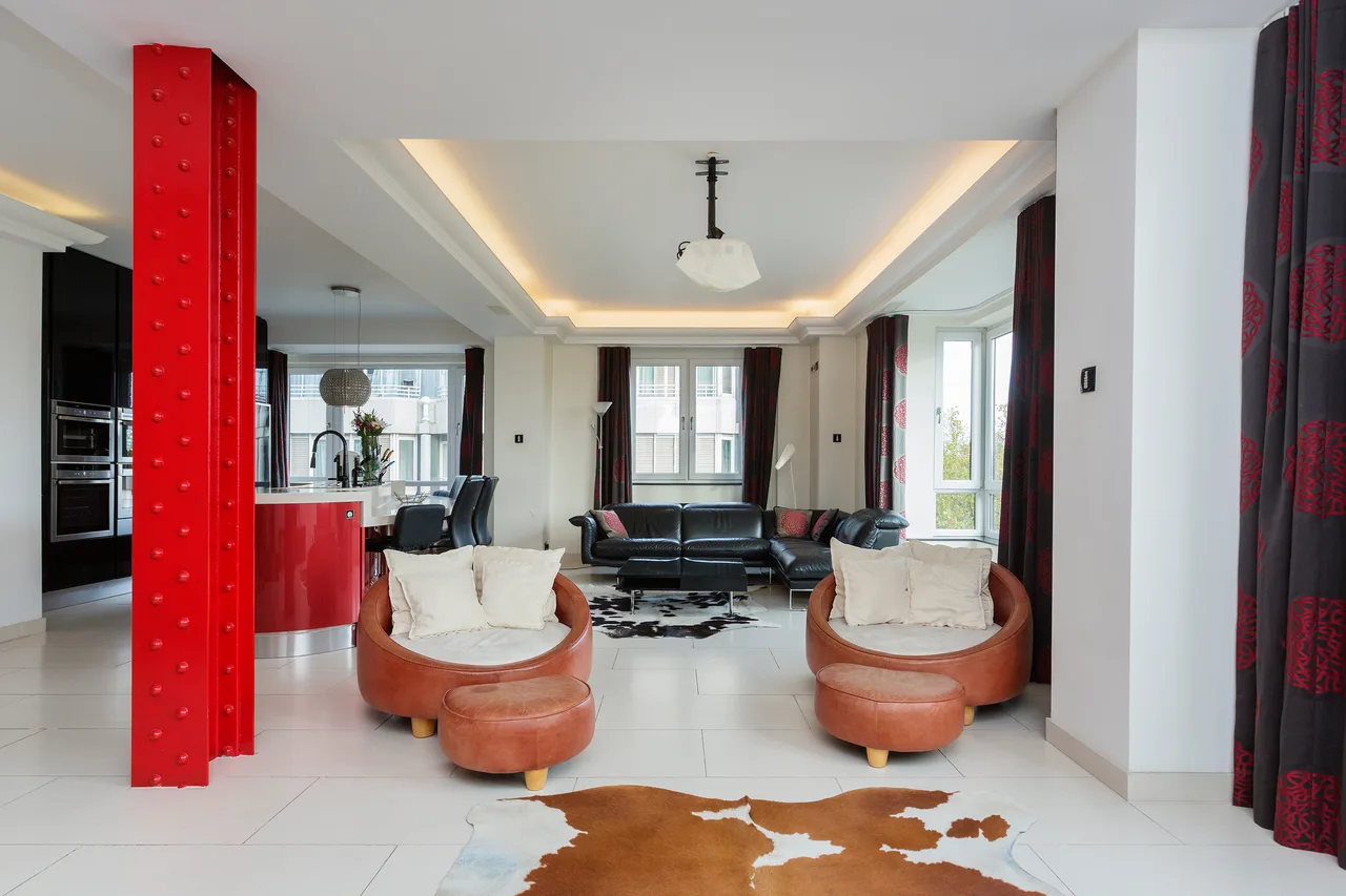 Elevated Four Bedroom Villa in London photo 2