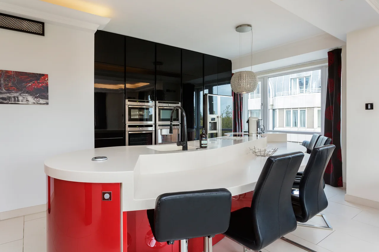 Elevated Four Bedroom Villa in London photo 3