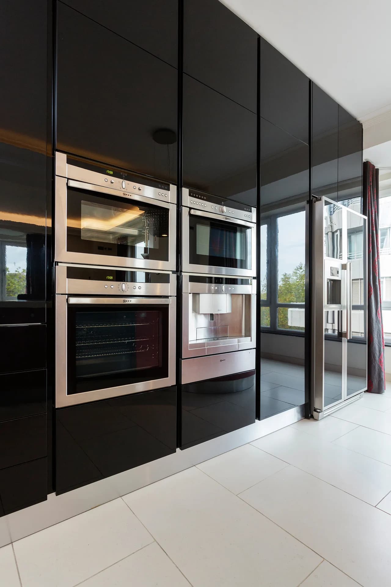 Elevated Four Bedroom Villa in London photo 4