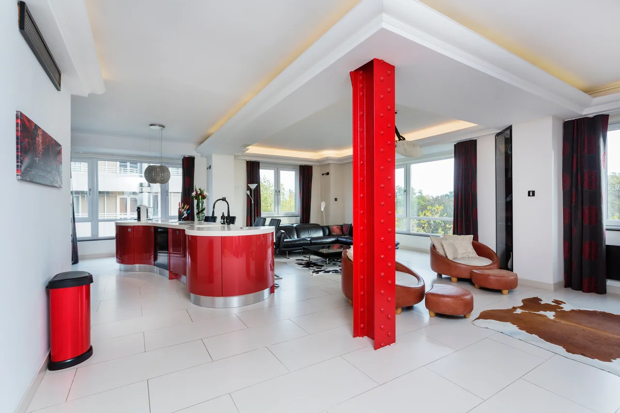Elevated Four Bedroom Villa in London photo 5