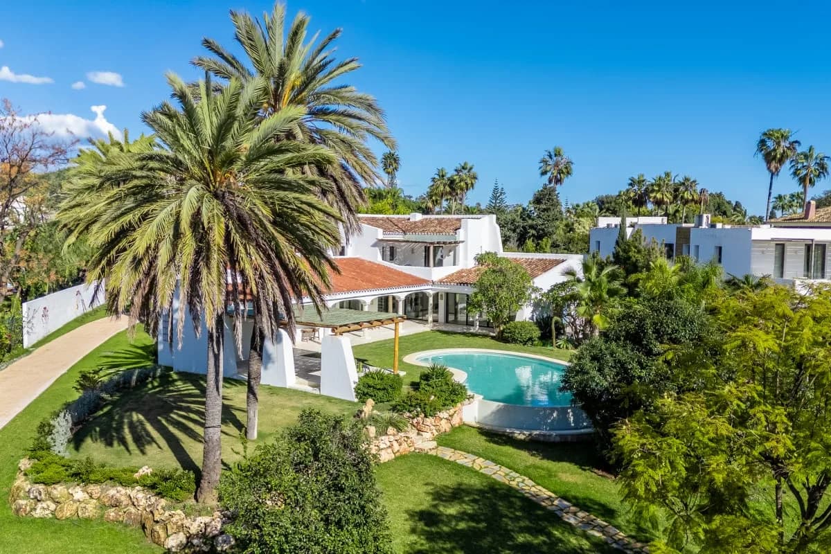 Balcony Seven Bedroom Villa in Atalaya Isdabe