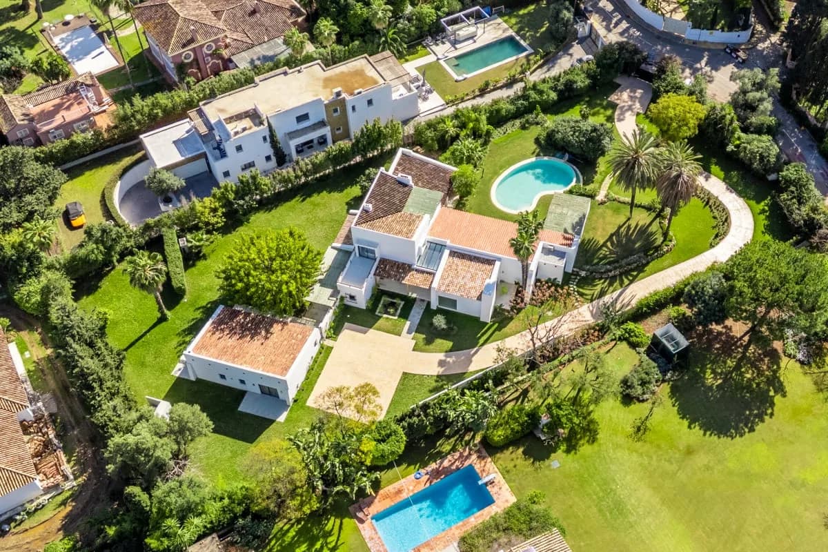 Balcony Seven Bedroom Villa in Atalaya Isdabe photo 2