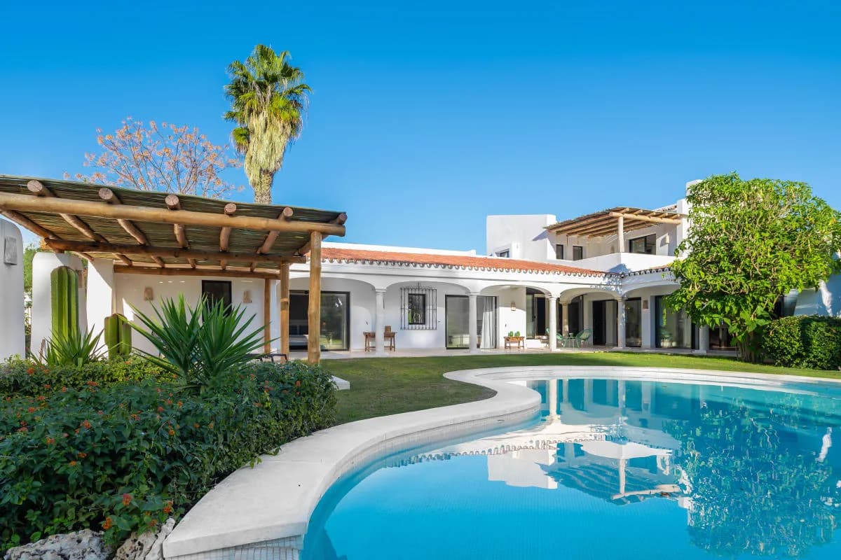 Balcony Seven Bedroom Villa in Atalaya Isdabe photo 3