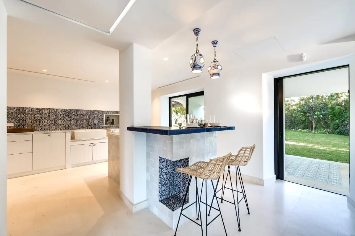 Balcony Seven Bedroom Villa in Atalaya Isdabe photo 5