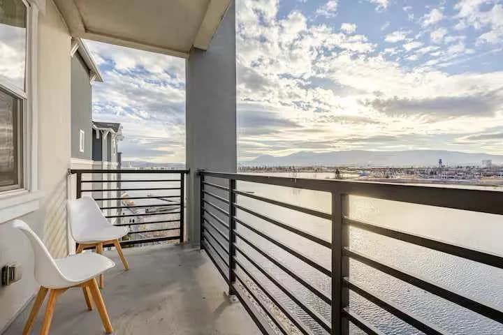 Sparks Marina 2BR · Waterfront Views & Rooftop