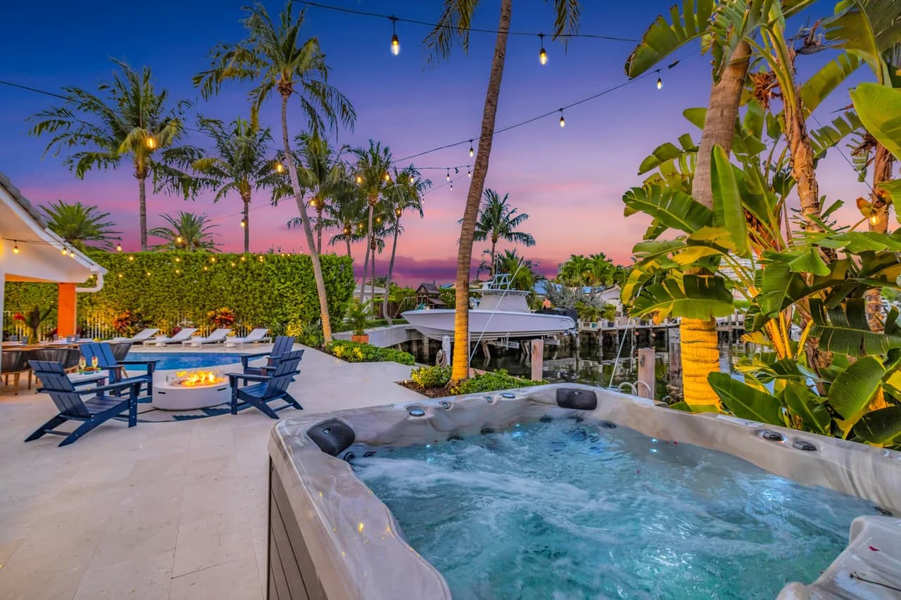 Waterfront Heated Pool Residence in Fort Lauderdale
