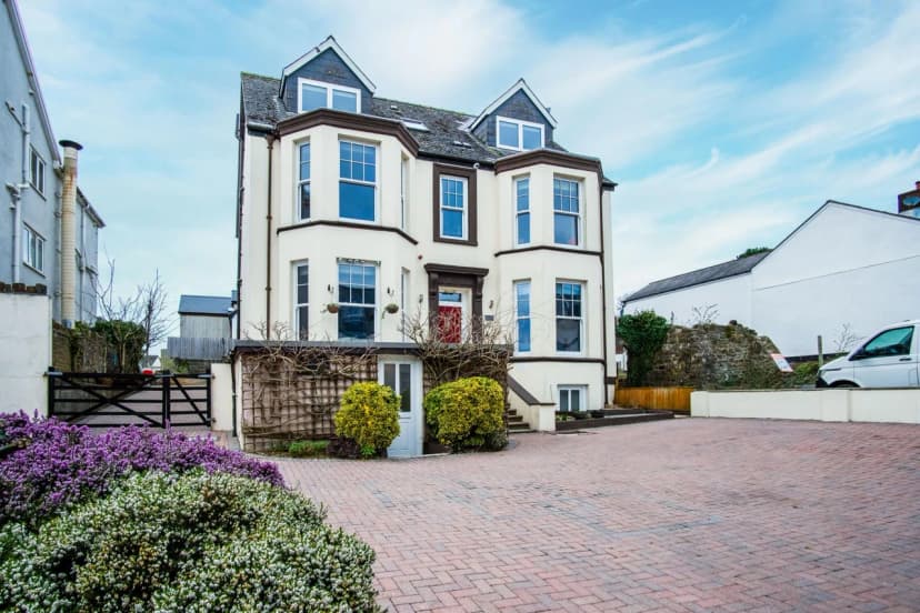 Charming Village-Center Villa in Saundersfoot