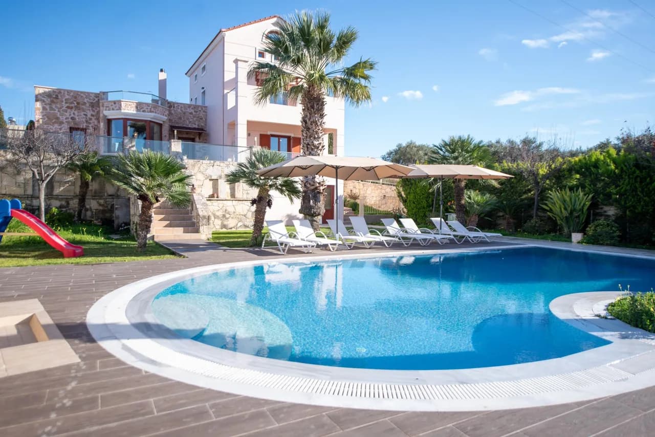 Spacious Five Bedroom Villa in Ano Kalesa