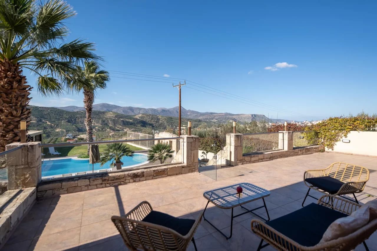 Spacious Five Bedroom Villa in Ano Kalesa photo 4