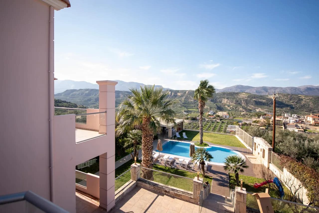 Spacious Five Bedroom Villa in Ano Kalesa photo 5