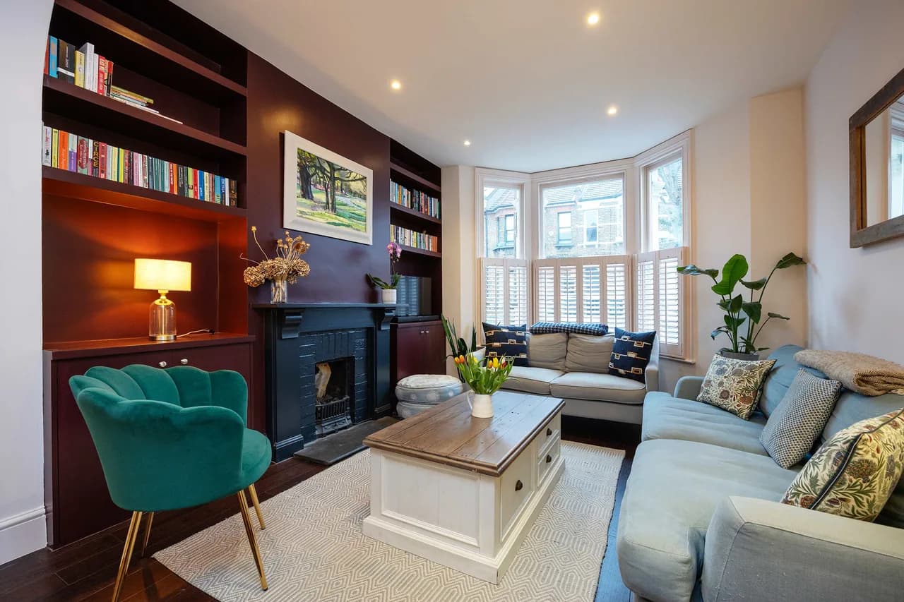 Cozy Three Bedroom Retreat in London photo 2