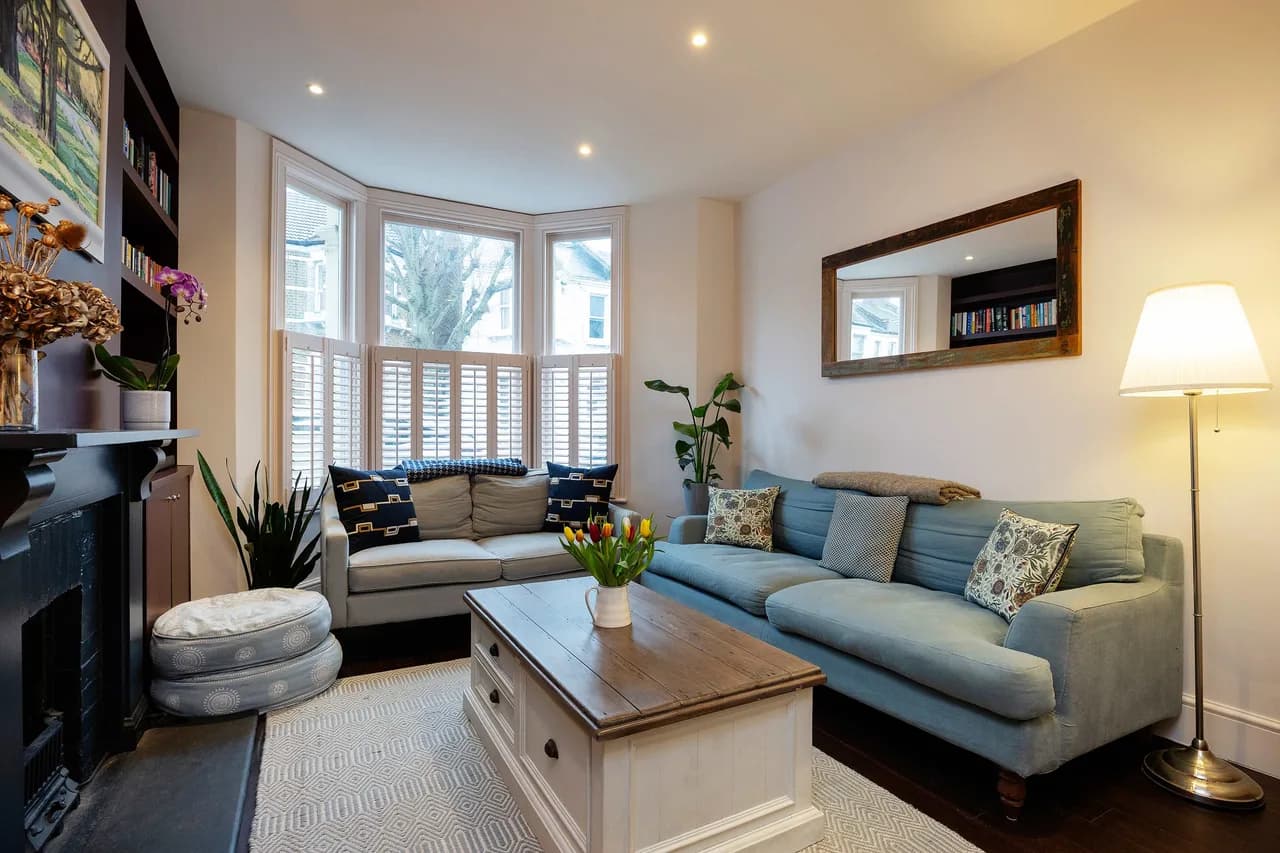Cozy Three Bedroom Retreat in London photo 3