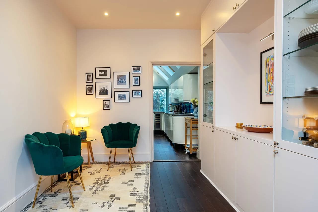 Cozy Three Bedroom Retreat in London photo 4