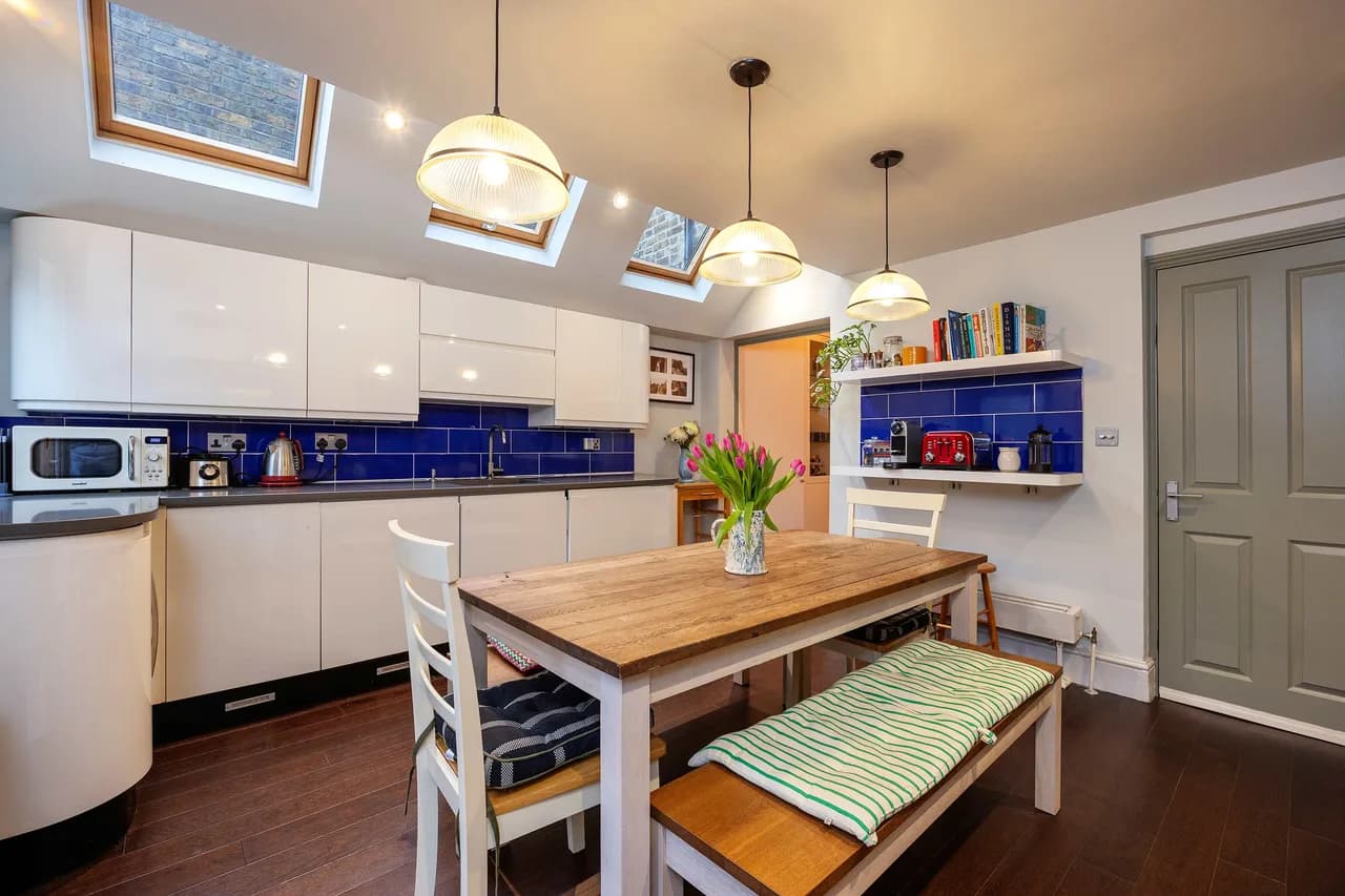 Cozy Three Bedroom Retreat in London photo 5