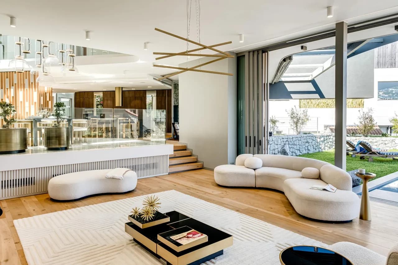 Luxurious Five Bedroom Villa in Camps Bay photo 2