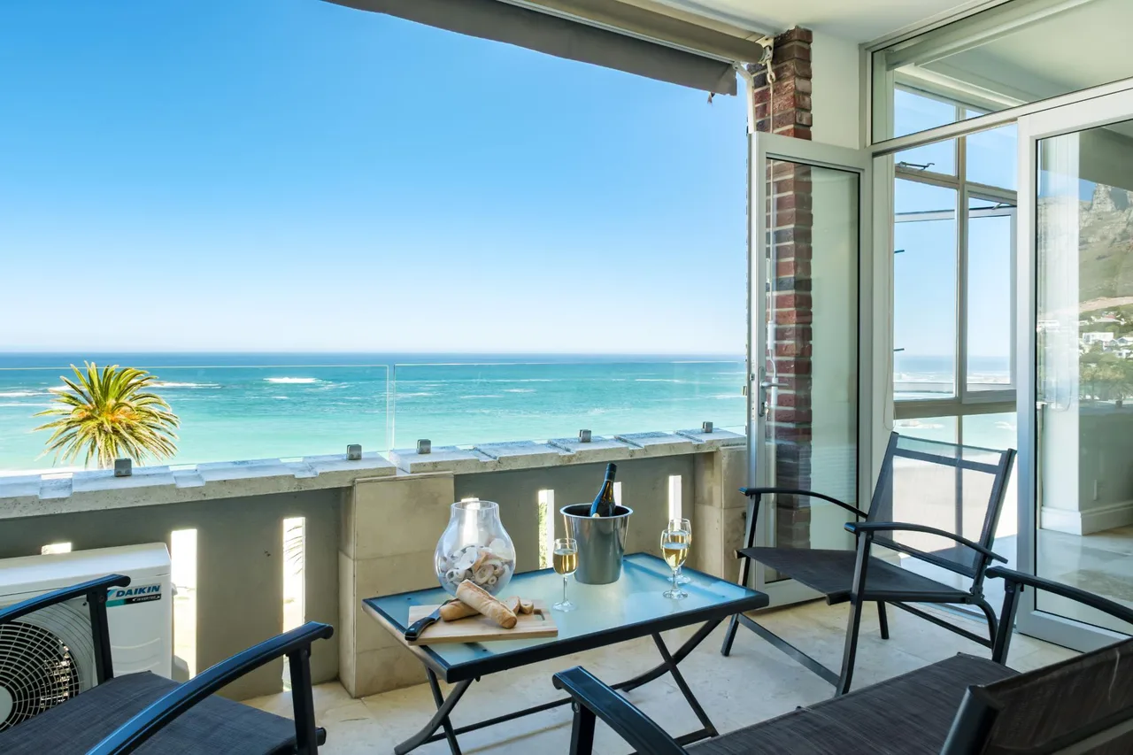 Beachside Two Bedroom Villa in Camps Bay photo 4