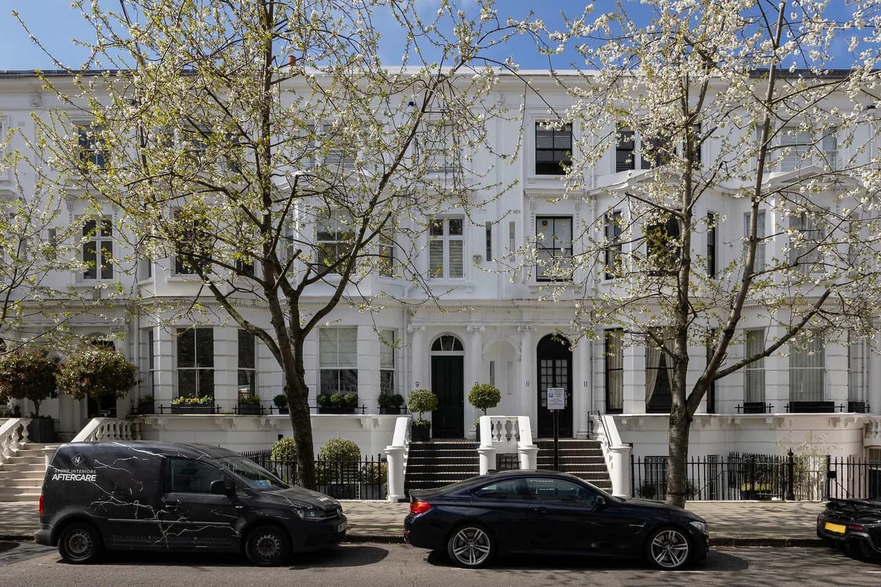 Elegant Townhouse with Terrace in London