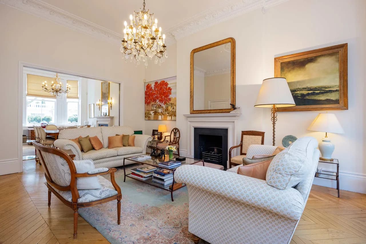 Elegant Townhouse with Terrace in London photo 2