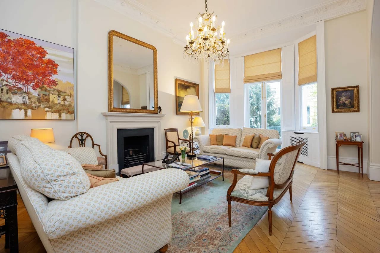 Elegant Townhouse with Terrace in London photo 3