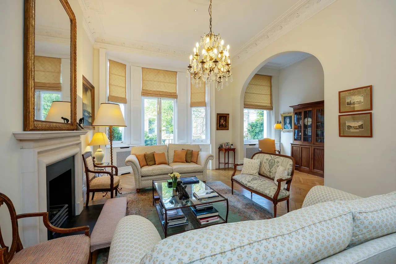 Elegant Townhouse with Terrace in London photo 4