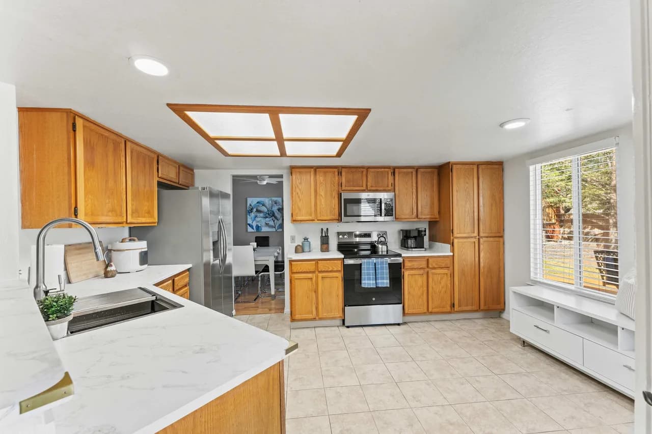 Private Yard Three Bedroom Home in Reno Nevada photo 3