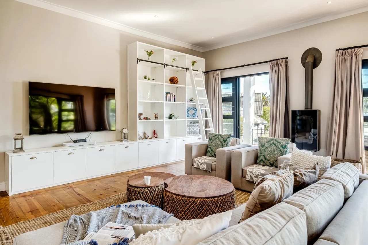 Charming Two Bedroom Apartment in Camps Bay photo 2