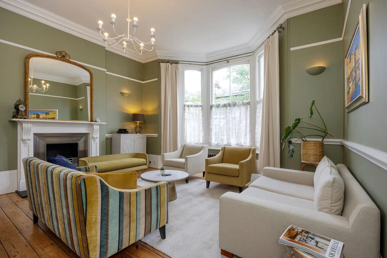 Charming Four Bedroom Retreat in London photo 2