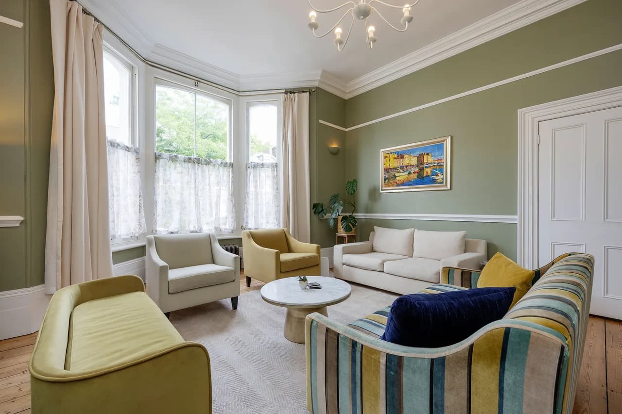 Charming Four Bedroom Retreat in London photo 3