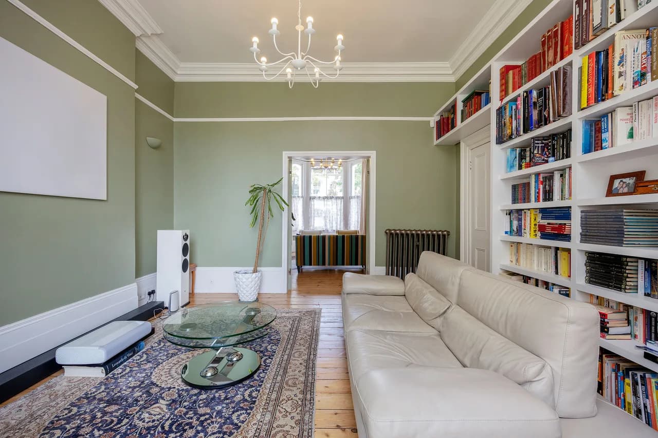 Charming Four Bedroom Retreat in London photo 4
