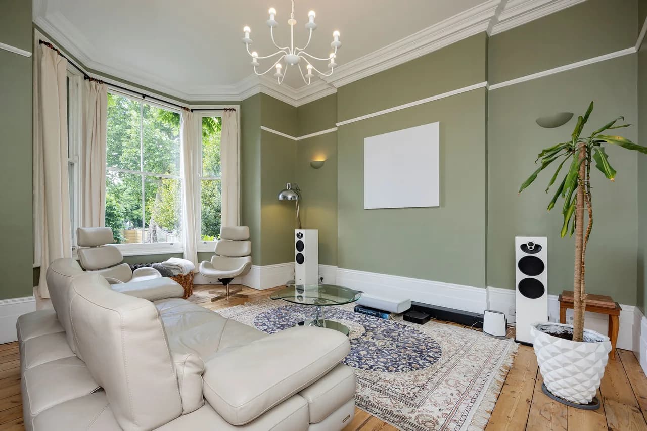 Charming Four Bedroom Retreat in London photo 5