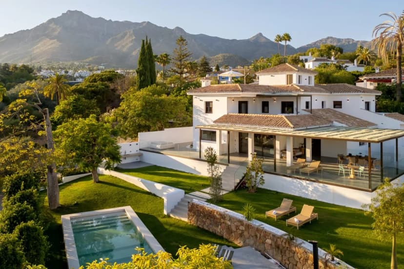 Balcony-Equipped Villa in Marbella