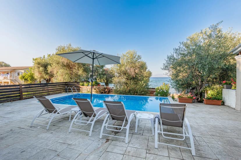 Deja Blue Beach & Pool House, by Estia