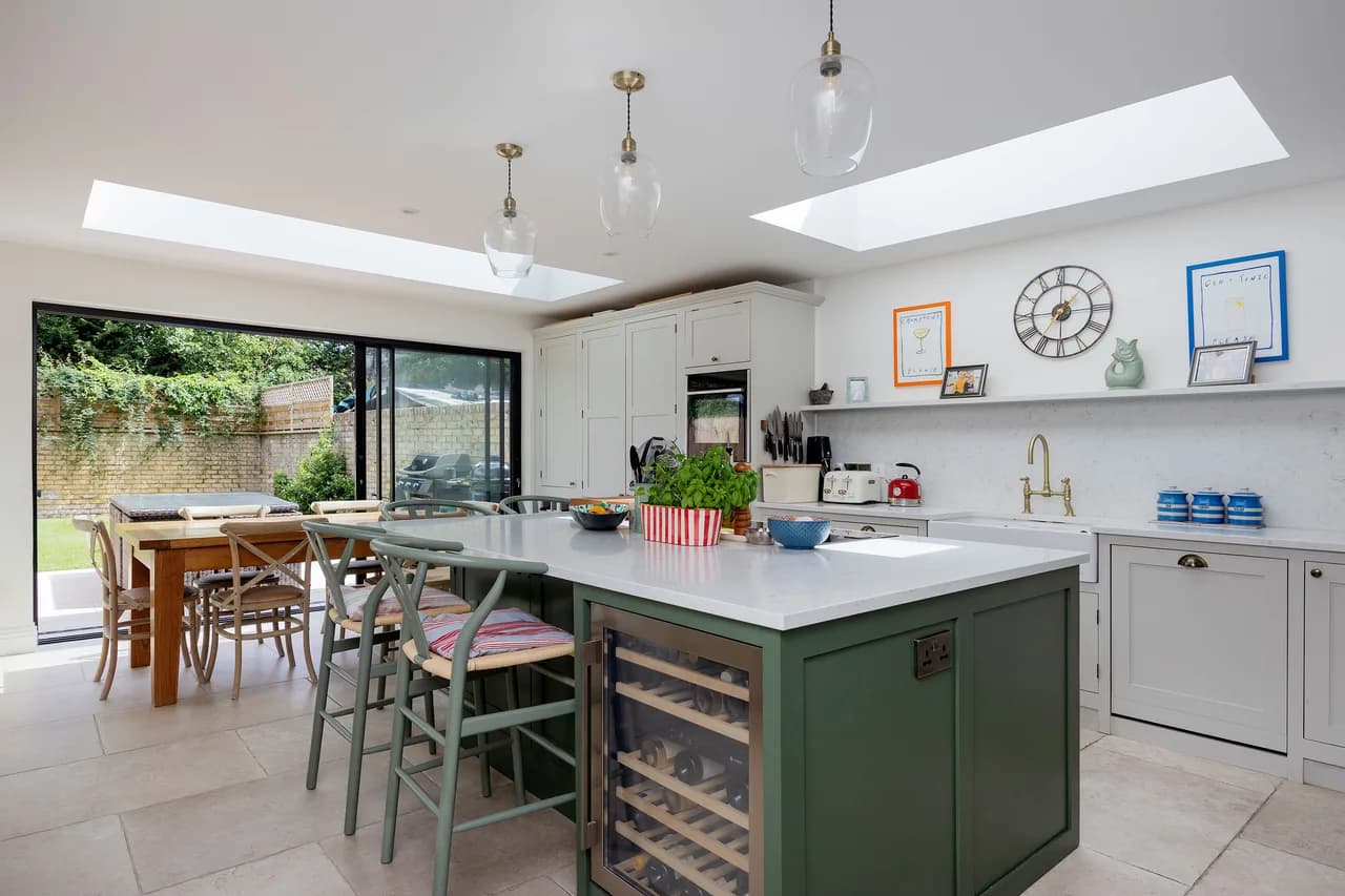 Modern Four Bedroom Villa in London photo 2