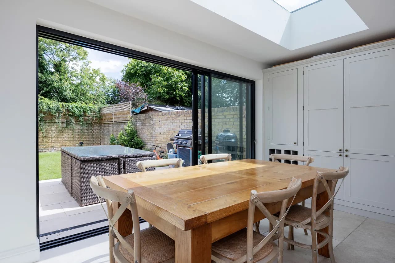 Modern Four Bedroom Villa in London photo 3