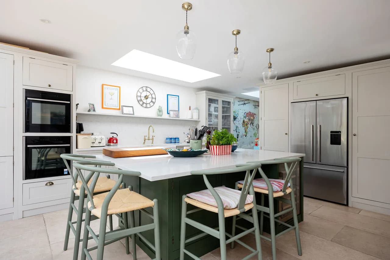 Modern Four Bedroom Villa in London photo 4