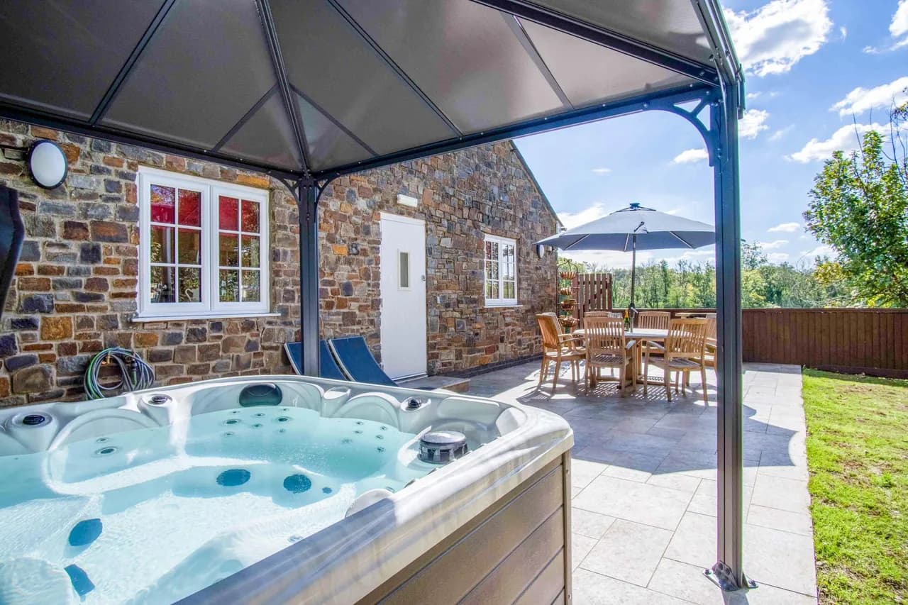 Hot Tub Four Bedroom Villa in Llantwit Fardre