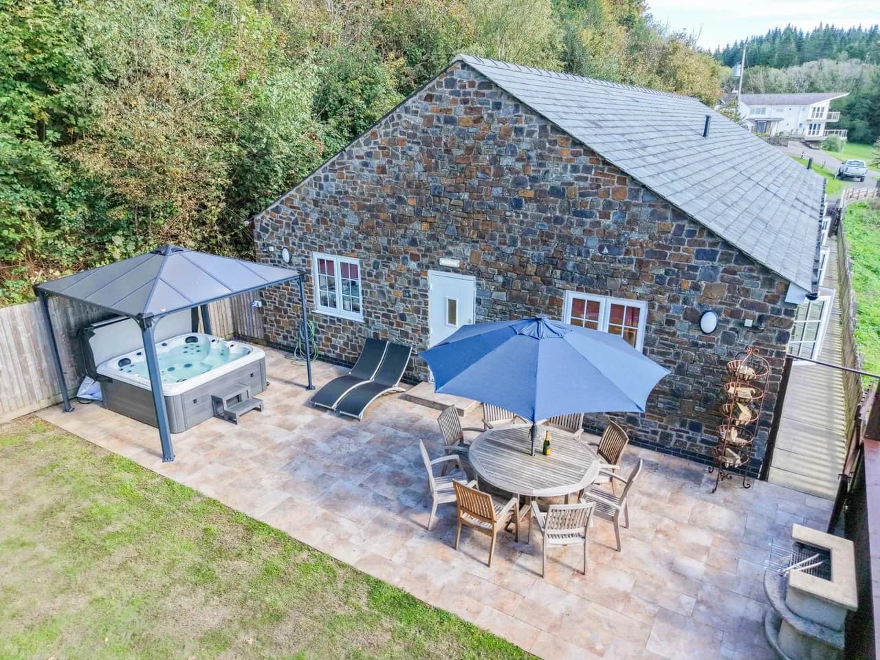 Hot Tub Four Bedroom Villa in Llantwit Fardre photo 3