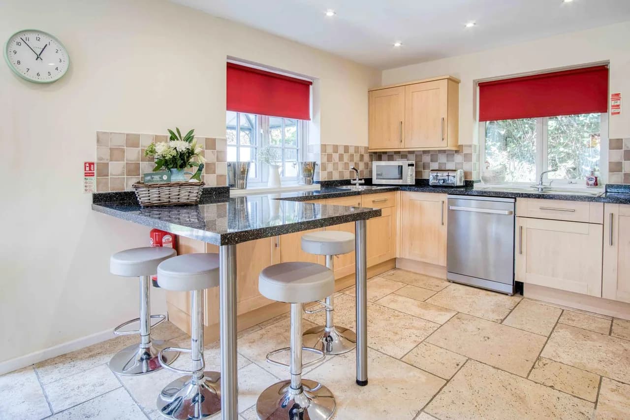 Hot Tub Four Bedroom Villa in Llantwit Fardre photo 4