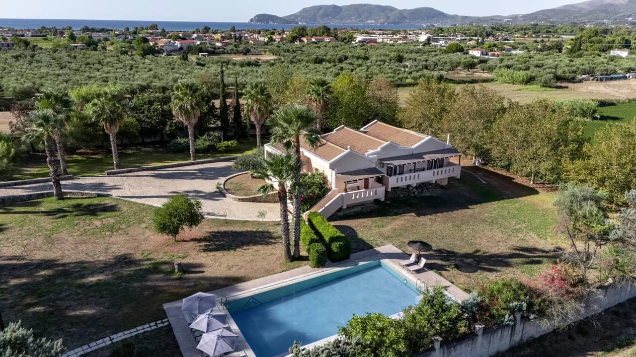 Jacuzzi Garden Villa in Margareika