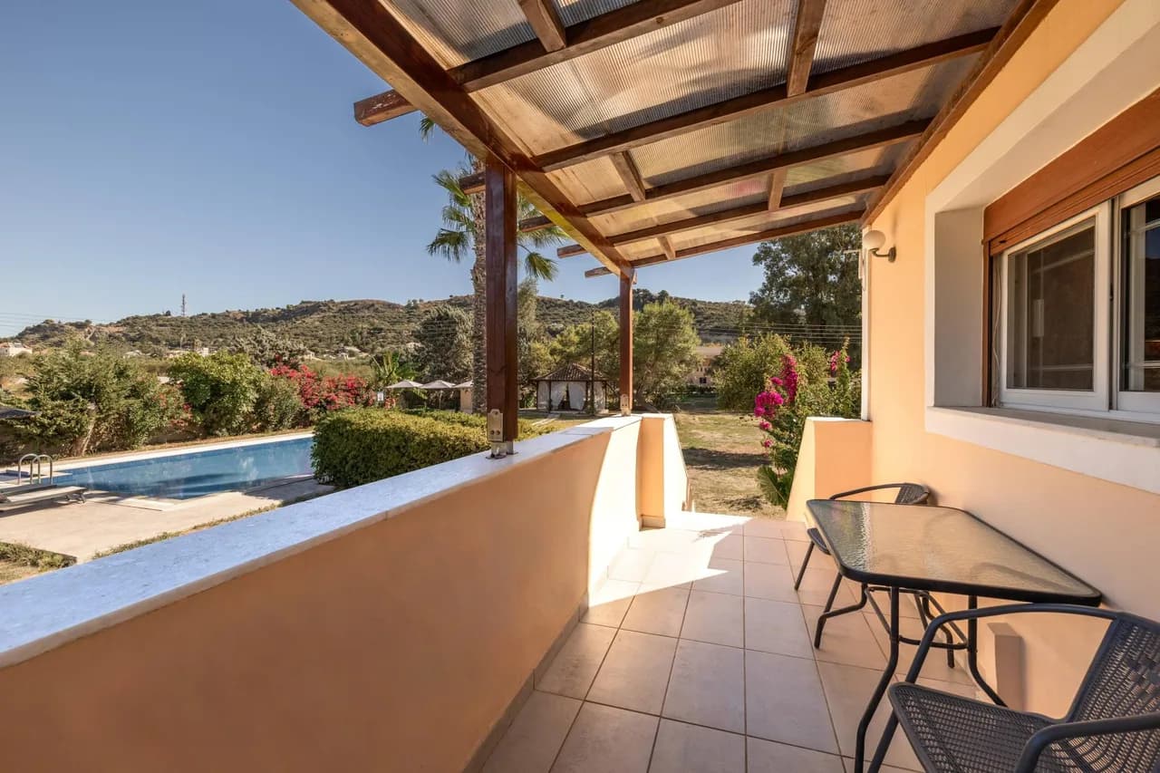 Jacuzzi Garden Villa in Margareika photo 3
