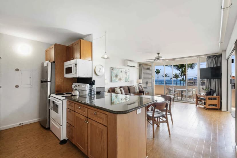 Island Sands 500, Steps from the Beach with Ocean Views and Spacious Lanai & AC