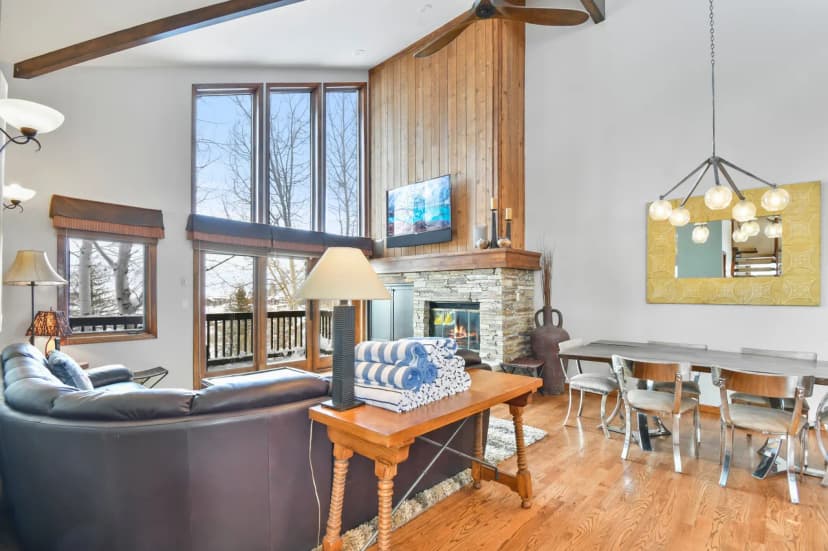 Updated Deer Valley townhome, balcony, private hot tub, nearby trails for hiking, mountain biking