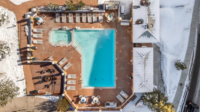 Updated Sundial unit in Canyons Village, balcony, outdoor swimming pool and hot tubs, walk to hiking