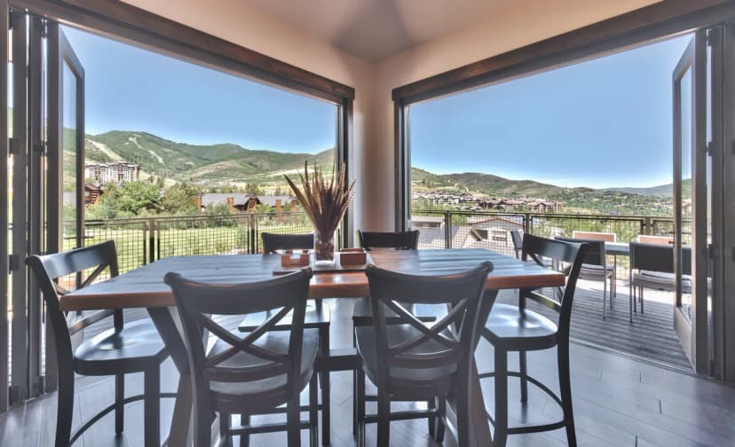 Blackstone luxury on golf course, swimming pool & clubhouse, mountain views, near by hiking trails