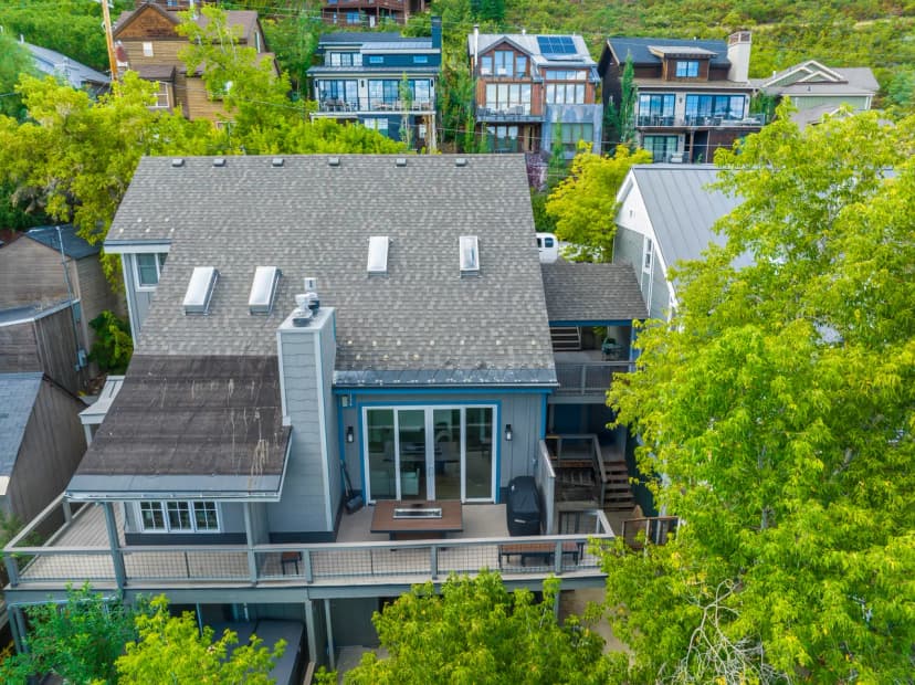 3BR home central to Main Street and hiking trails, with private firepit, hot tub & balcony